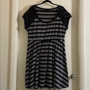 Torrid Black and white dress with lace sleeves